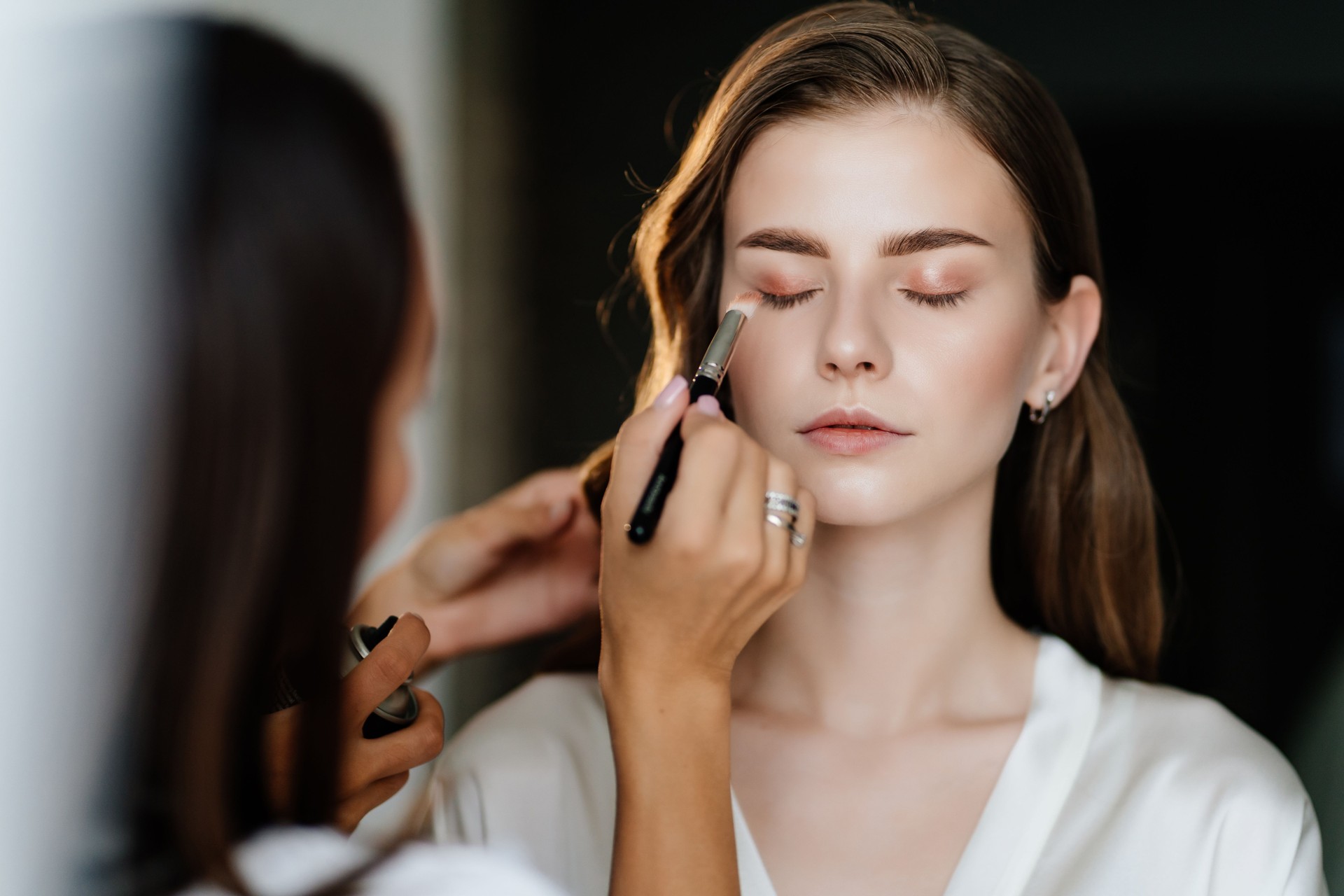 Eine schöne junge Frau mit langen Haaren Make-up für eine Hochzeit oder Foto-Shooting